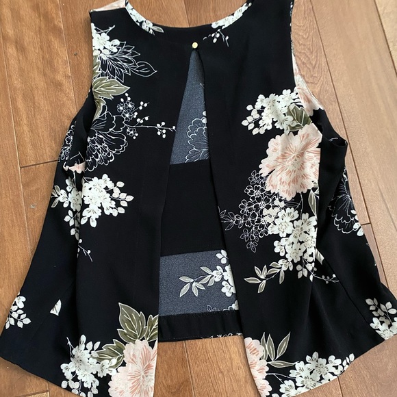 Cute floral pattern sleeveless top - Picture 2 of 5